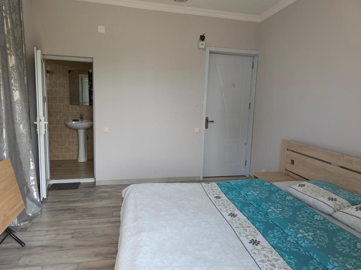 Tete Guest House Batumi Esterno foto